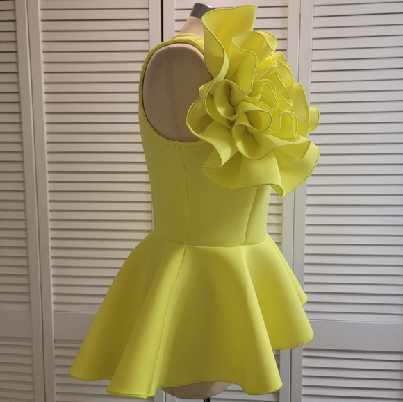 YELLOW TOP WITH A LARGE ROSE - Picture 2 of 4